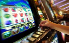 Pengguna ponsel membuka slot panda 4x4